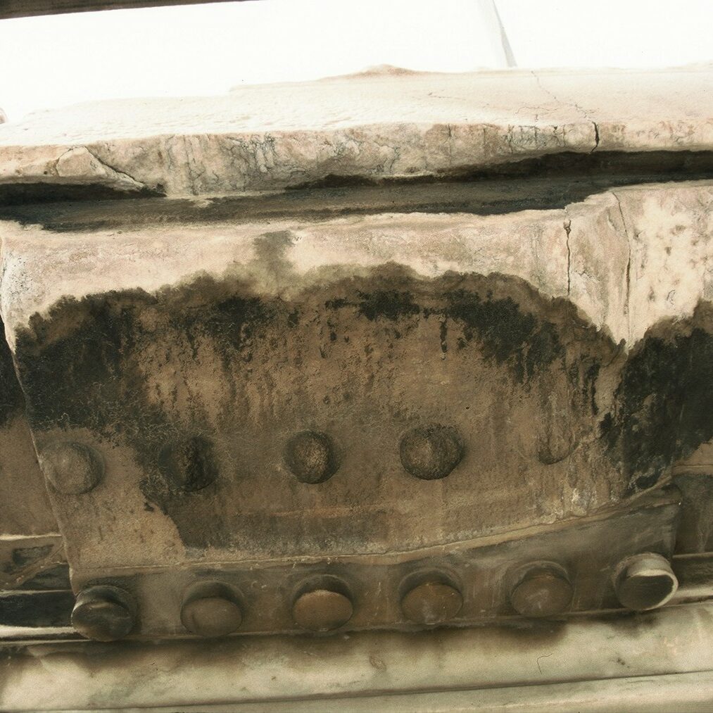 Deterioration of the marble YSMA