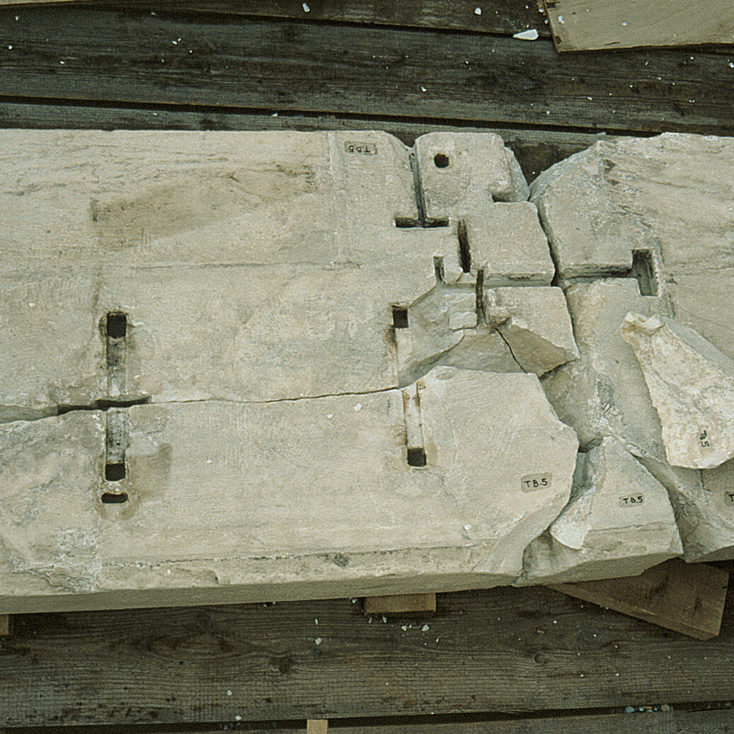 Deterioration of the marble YSMA