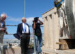 Ο καθηγητής Δ. Παντερμαλής και ο Χ. Μπούρας παρακολουθούν την απομάκρυνση μετόπης από τη νοτιοδυτική γωνία του Παρθενώνα