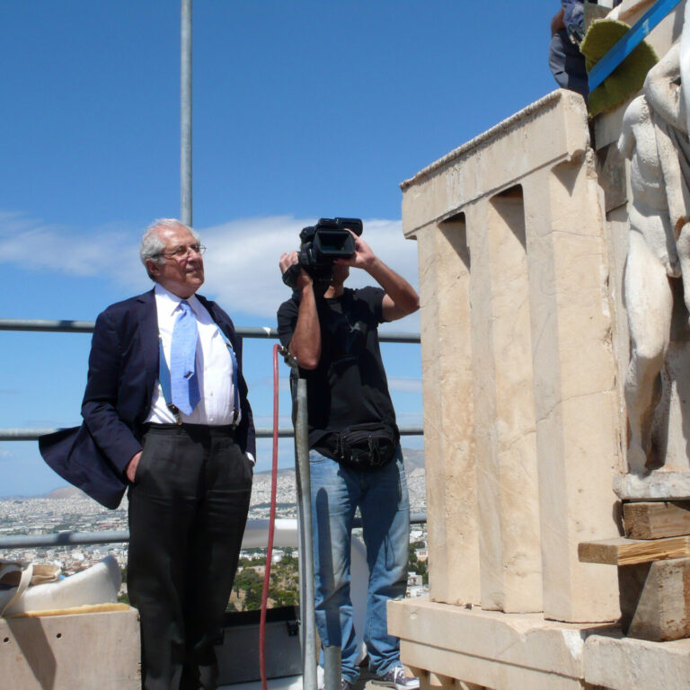 Ο καθηγητής Δ. Παντερμαλής και ο Χ. Μπούρας παρακολουθούν την απομάκρυνση μετόπης από τη νοτιοδυτική γωνία του Παρθενώνα Ο καθηγητής Δ. Παντερμαλής και ο Χ. Μπούρας παρακολουθούν την απομάκρυνση μετόπης από τη νοτιοδυτική γωνία του Παρθενώνα