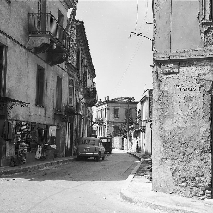 1971. Άποψη του κτηρίου από ανατολικά, όπως φαίνεται από τη διασταύρωση των οδών Διοσκούρων και Πολυγνώτου (ASCSA.net).