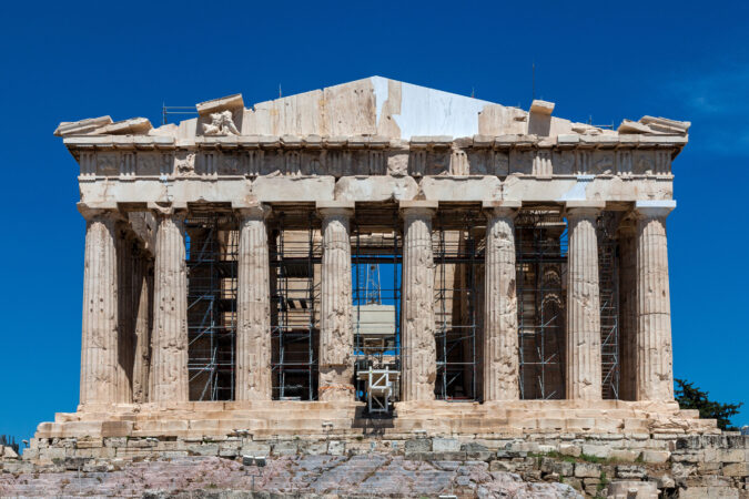 Άποψη της δυτικής όψης του Παρθενώνα από δυτικά, χωρίς ικριώματα.