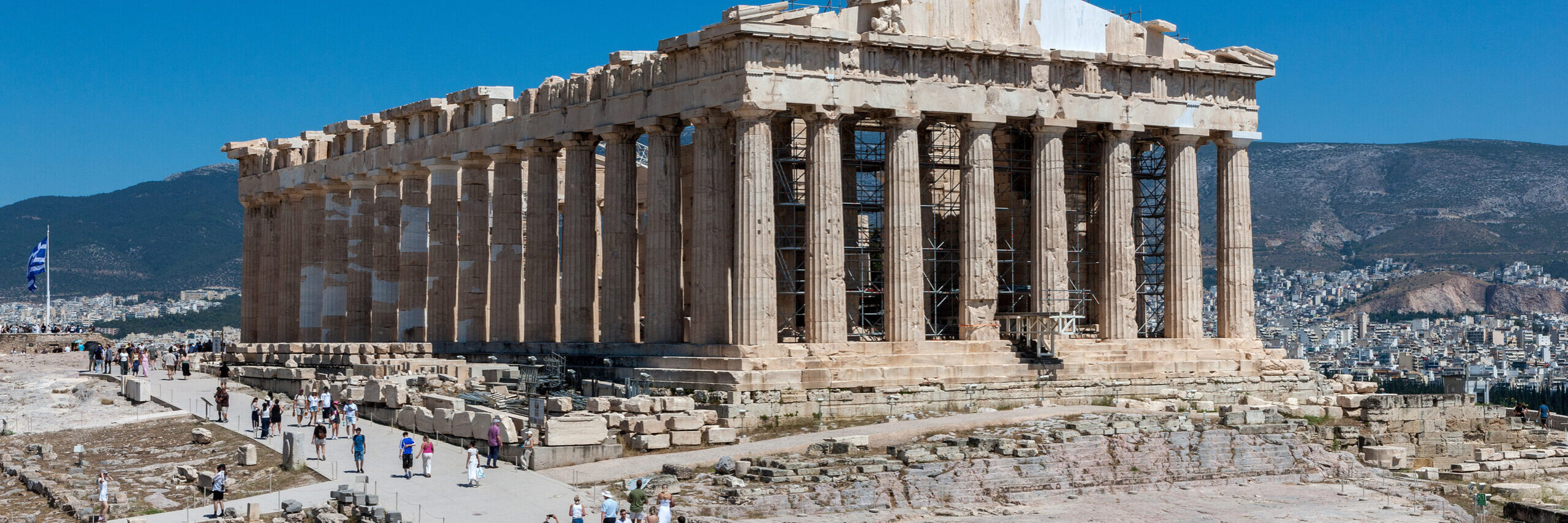 Ο Παρθενώνας από ΒΔ μετά την απομάκρυνση των ικριωμάτων. Ιούνιος 2026. Φωτ. Τ. Σουβλάκης Άποψη του Παρθενώνα από ΒΔ χωρίς ικριώματα.